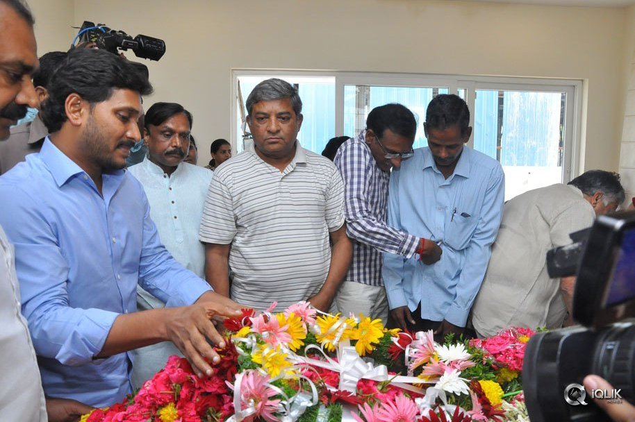 Celebs-Pay-Condolences-to-C-Narayana-Reddy